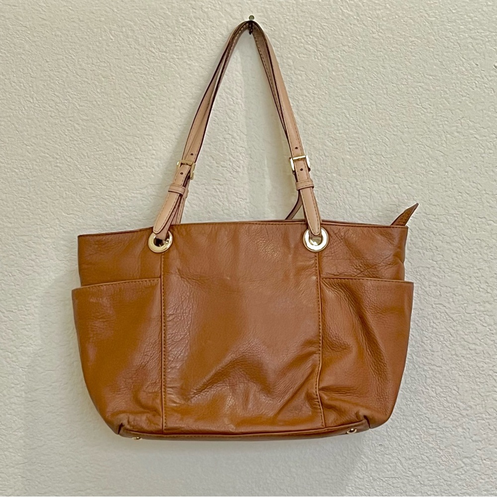 Michael Kors Brown Leather Shoulder Bag with Elegant Design
